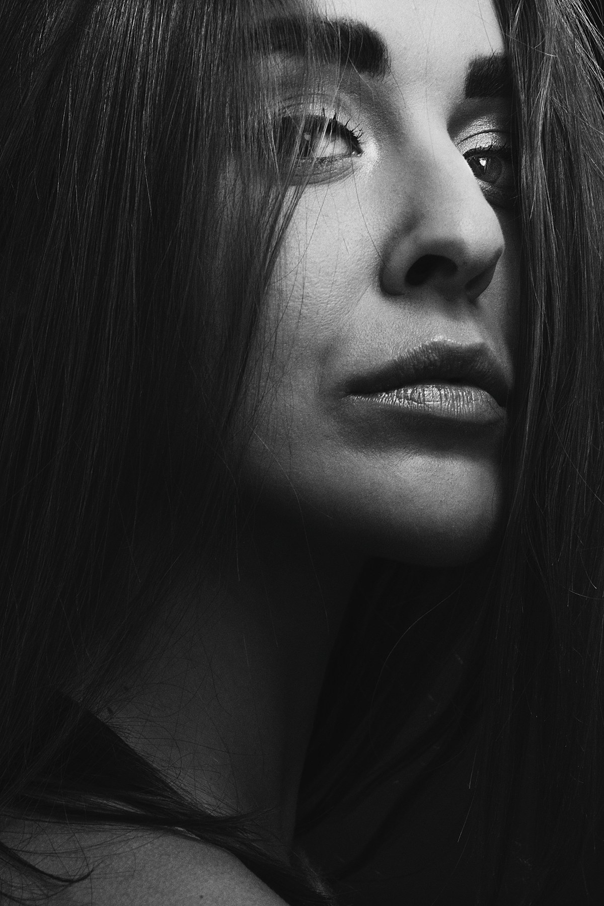 Retrato en blanco y negro de mujer con el pelo largo