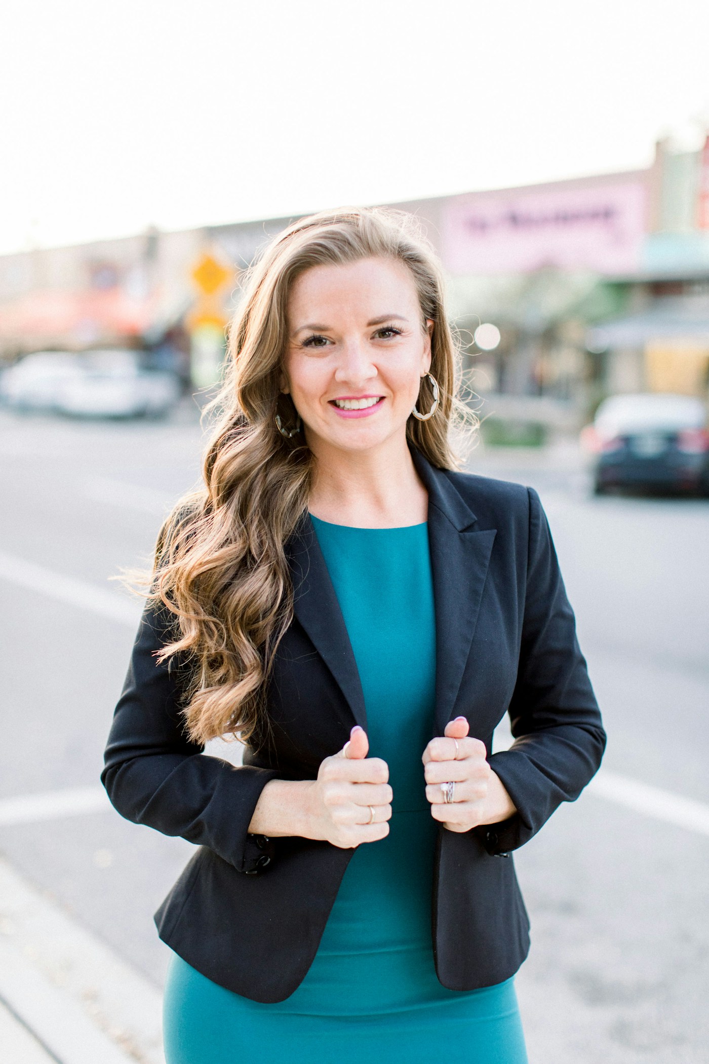 Mujer con blazer negro sonriendo