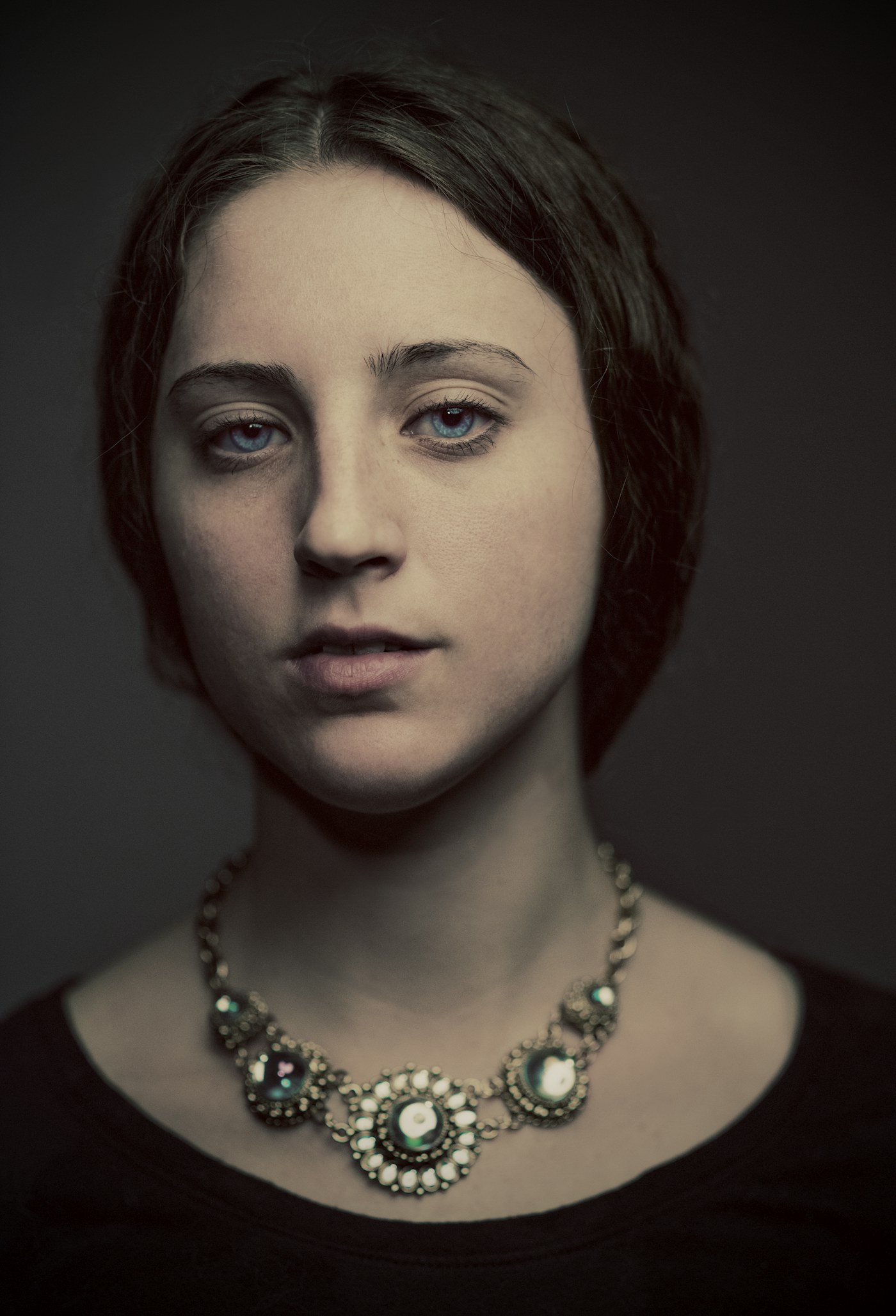 Retrato de mujer con top negro